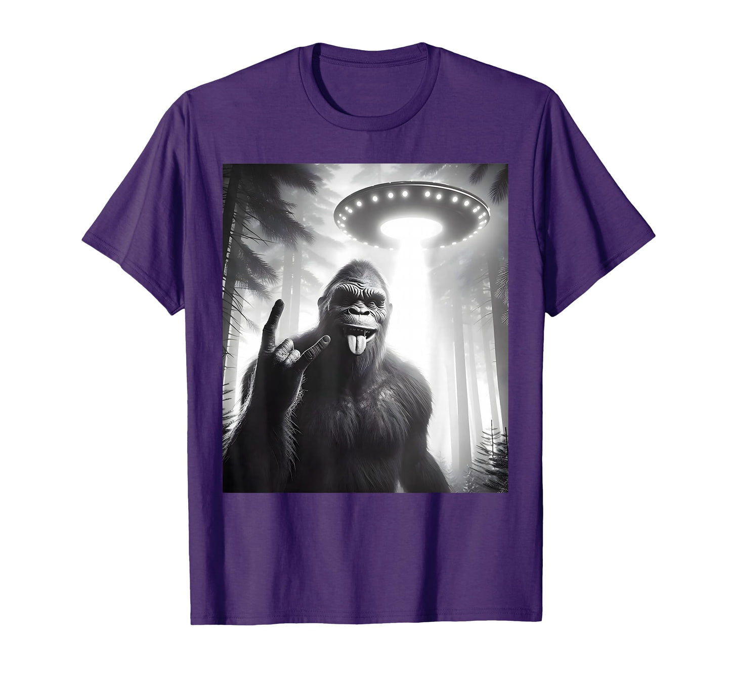 Funny Sasquatch Bigfoot Selfie With UFO Alien Rock Sign T-Shirt